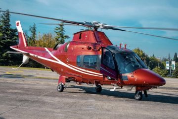 Acil durum için hazırlanan sağlık ekibiyle helikoptere hızlıca binen personel ve kalkışa hazır helikopter.