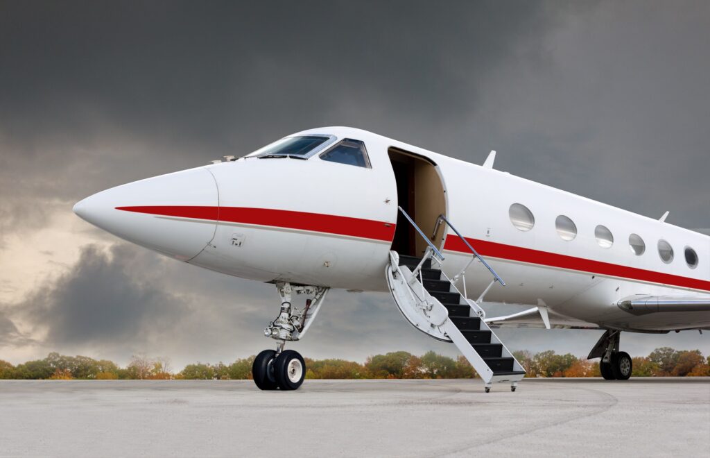 Ambulans uçağın pistte hazır beklediği bir sahne, arka planda sağlık personeli ve sedye görülüyor.