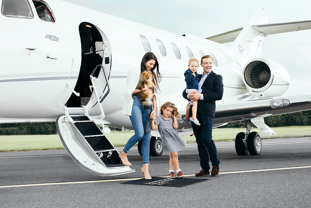 Çocuklu bir ailenin özel jetin geniş ve rahat kabininde birlikte keyifli vakit geçirmesi