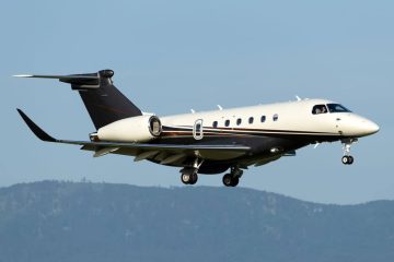 Gün batımında havalanan özel jet, ön planda el ele tutuşan bir çift.