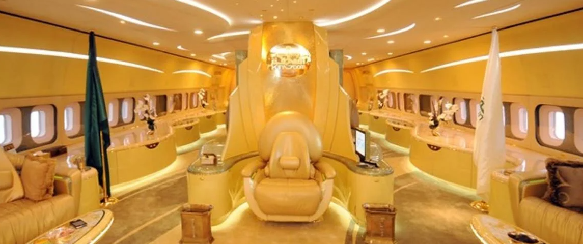 Geniş kabinli, modern tasarıma sahip özel bir jetin iç kısmı; deri koltuklar, ahşap detaylar ve özel aydınlatma ile donatılmış.