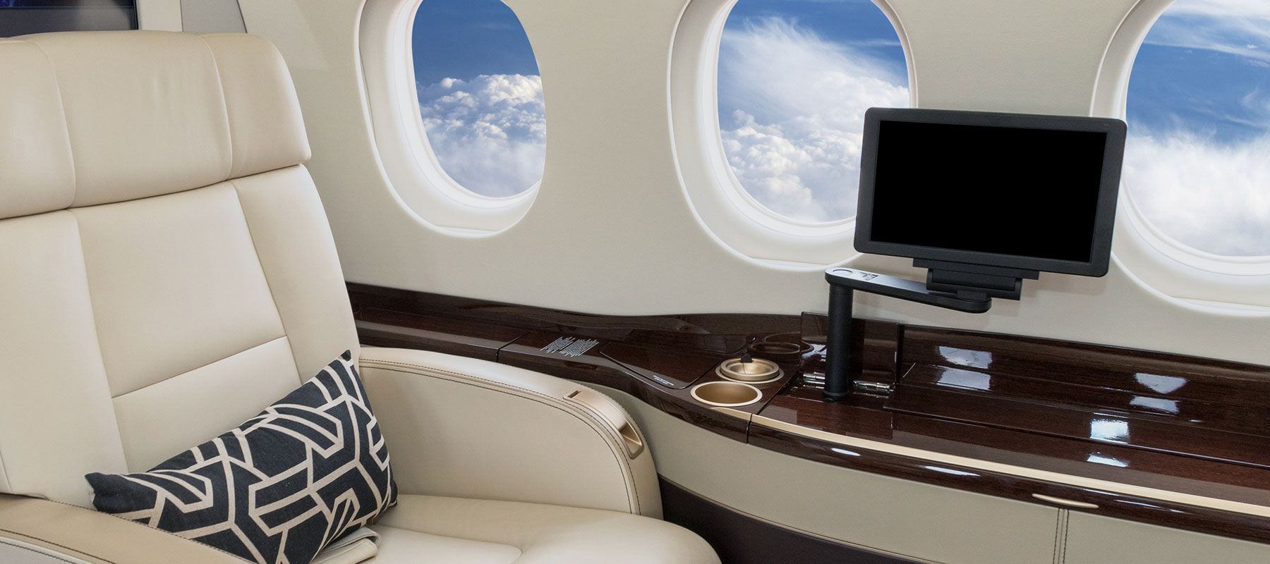 Jet içinde, yolcular WiFi bağlantısı üzerinden internet kullanırken, ekranlardan film veya dizi izliyor.