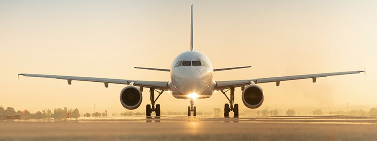 Film çekimi için jetle seyahat ederken, farklı lokasyonlarda profesyonelce gerçekleştirilen çekim hazırlıkları.