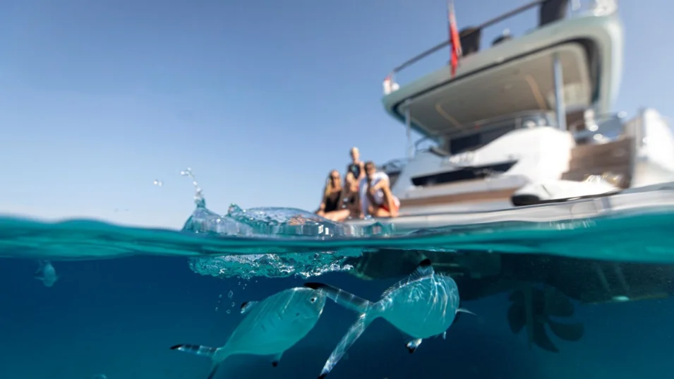 Jet ile başladığınız yolculuk, yat tatilinizin ilk adımını atmanıza olanak tanır. Hızlı ve konforlu bir ulaşım ile denizle buluşmaya hemen başlayın.