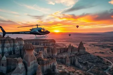 Kapadokya üzerinde gün batımında uçan bir helikopter ve altta renkli kayalıklar.