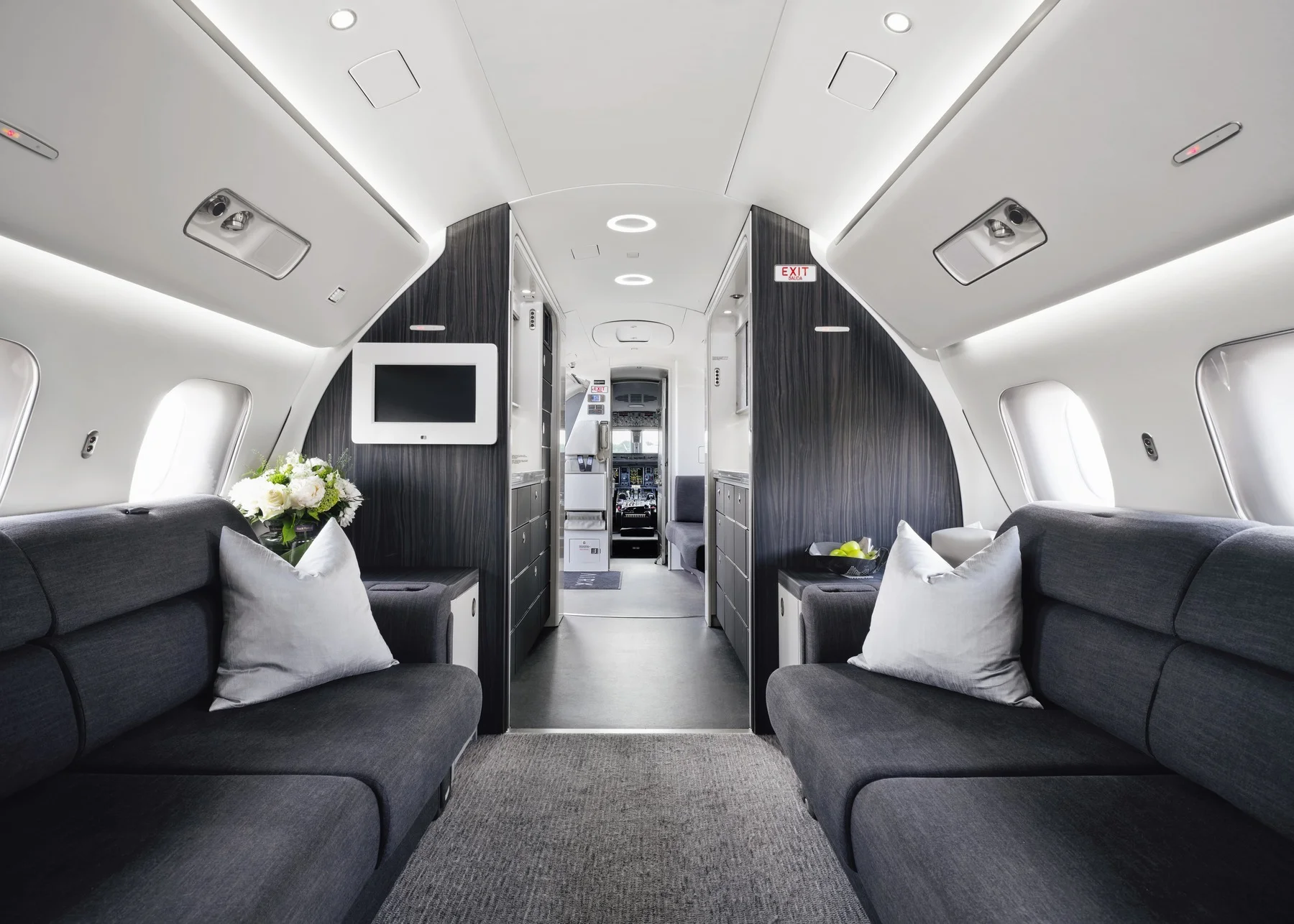 VIP jet ile kış tatilinin keyfini çıkaran bir aile, lüks ve konfor içinde kayak merkezine doğru yol alıyor.