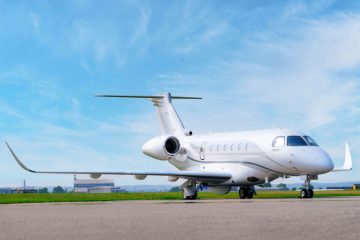 Kıtalar arası uçuş yapan özel jet ve dünyanın farklı noktalarını gösteren bir rota haritası.