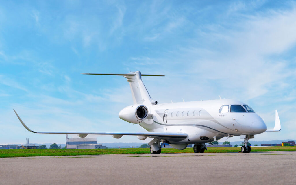 Kıtalar arası uçuş yapan özel jet ve dünyanın farklı noktalarını gösteren bir rota haritası.