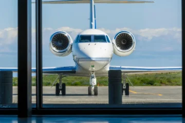 Özel jete binmek üzere pistte ilerleyen takım elbiseli iş insanları, kurumsal seyahat hazırlığı.