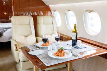 Bir lüks jetin içinde sunulan zarif ve şık gurme yemekler.