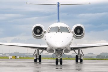 Özel jetin pistte park etmiş hali ve lüks iç mekanıyla yolcuların rahat ettiği görüntü