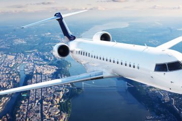 Havalanmaya hazırlanan özel jet ve yanında zamanlama planı tutan bir yolcu.