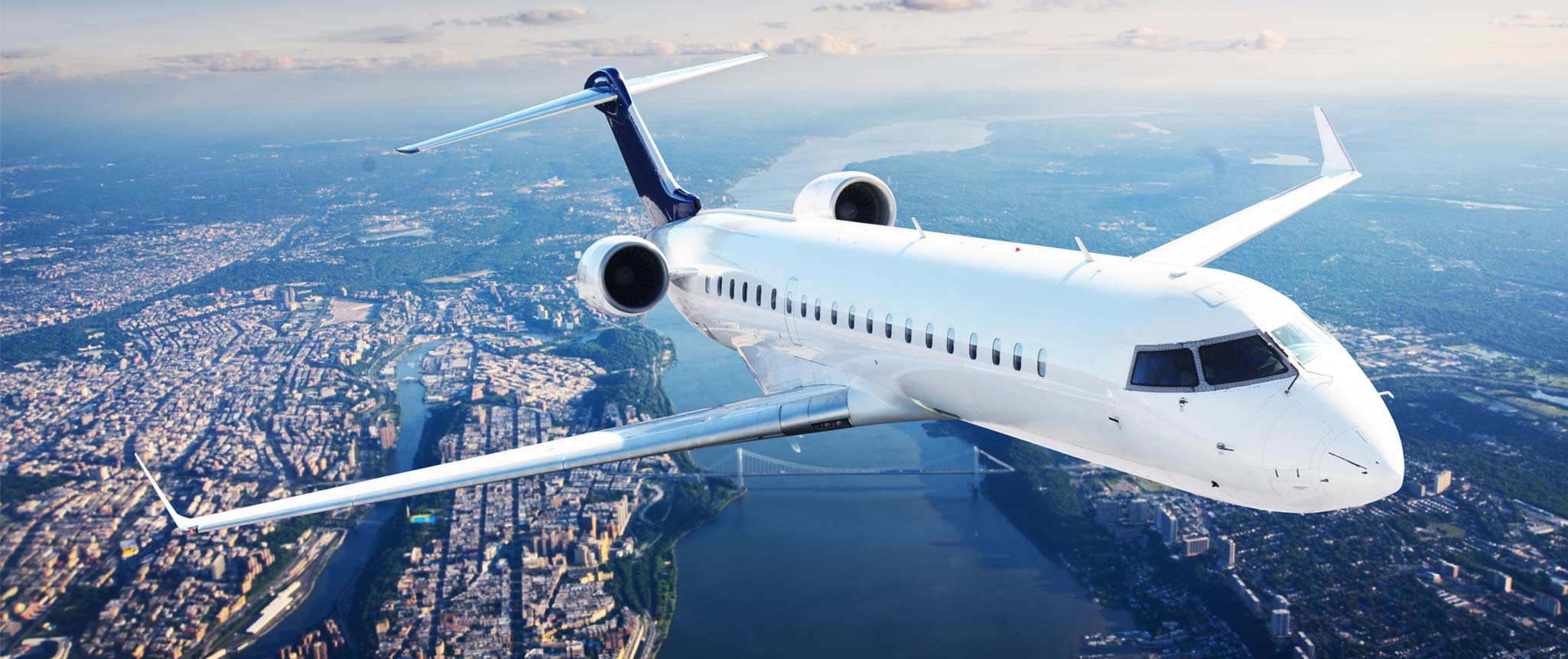 Havalanmaya hazırlanan özel jet ve yanında zamanlama planı tutan bir yolcu.