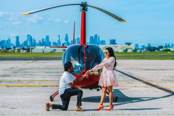 Özel jette yapılan romantik bir evlilik teklifi anı.