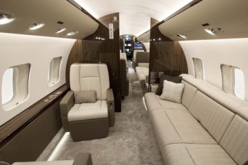 Türkiye'de özel jet terminalinde bekleyen orta boy bir özel jet, yakın planda uçak kiralama hizmetine ait ekipmanlar.