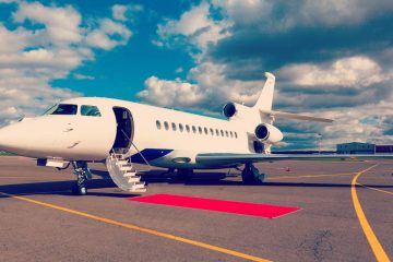 Türkiye ve dünyanın farklı şehirlerine uçuş yapan özel jeti gösteren hava fotoğrafı.