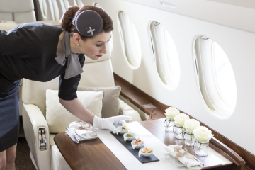 VIP jet içinde yolcunun ihtiyaçlarını karşılayan kişisel asistan hizmeti sunan profesyonel personel