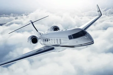 Yakıt tasarruflu bir jet modeli havalanırken, çevre dostu uçuş teknolojileriyle havada ilerliyor.