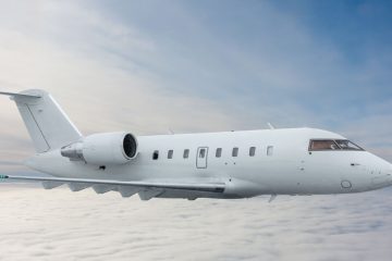 Lüks özel jette seyahat eden iş insanı, bulutların üzerinde huzurlu bir yolculuk yapıyor.