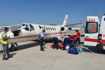 Yurt dışı hasta nakli için havalanmaya hazırlanan ambulans jet ve yanında sağlık ekibiyle getirilen bir hasta.