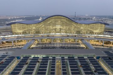 Abu Dabi Havalimanı’nda pistte bekleyen lüks bir özel jet ve terminal manzarası.