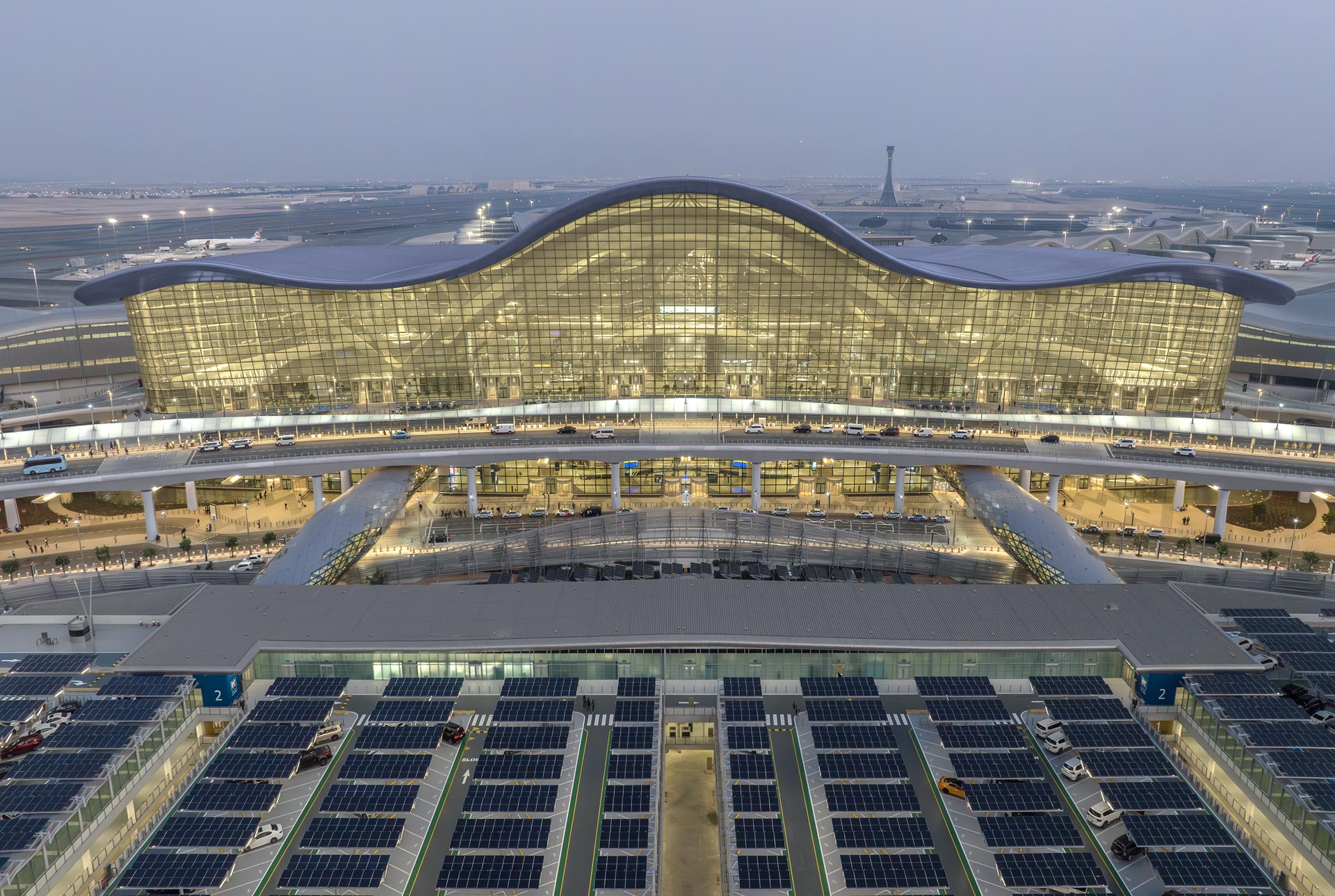 Abu Dabi Havalimanı’nda pistte bekleyen lüks bir özel jet ve terminal manzarası.