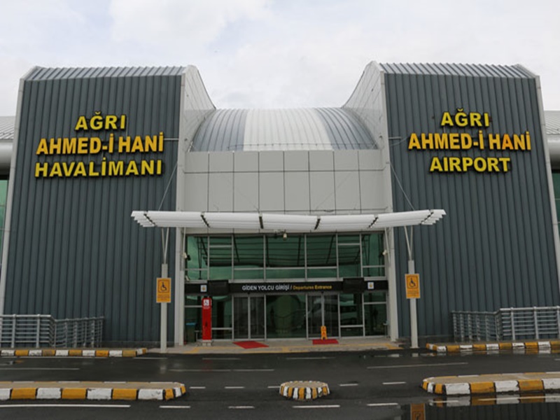 Ağrı Ahmed-i Hani Havalimanı terminal binası ve pistte bekleyen yolcu uçağı.