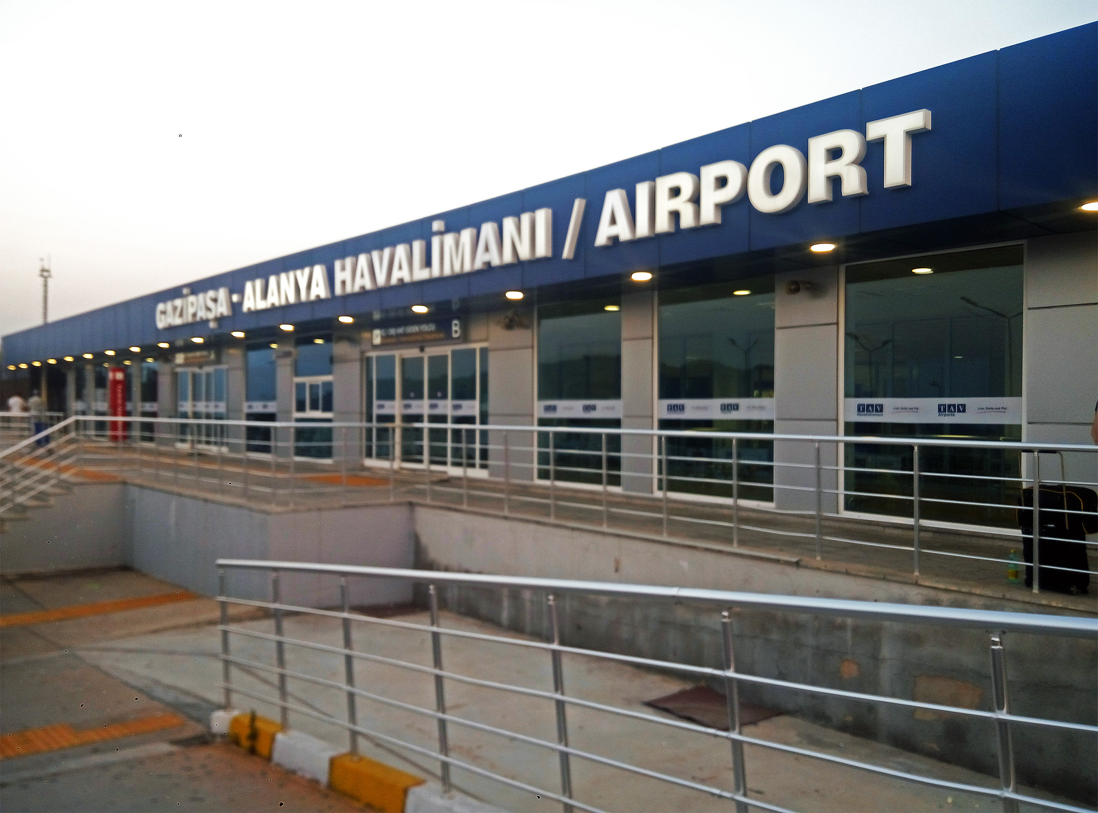 Alanya Gazipaşa Havalimanı terminal binası ve apron alanında park etmiş uçaklar.