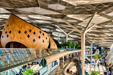 Bakü Haydar Aliyev Havalimanı’nda pist başında bekleyen lüks özel jet ve apron manzarası