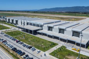 Balıkesir Koca Seyit Havalimanı pistinde park halinde bekleyen modern özel jet uçağı.