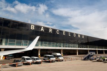 Barcelona Havalimanı’nda (BCN) apron üzerinde yolcularını bekleyen modern bir özel jet ve arka planda terminal binası.