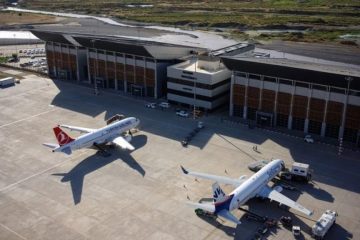 Batman Havalimanı pistinde kalkışa hazırlanan şık bir özel jet uçağı.