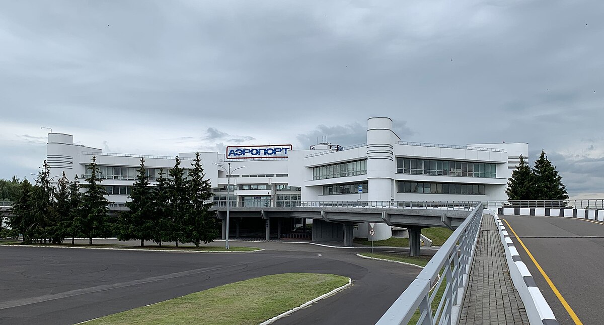 Belarus Brest Havalimanı’nda (BQT) apron üzerinde park halinde, yolcularını bekleyen modern bir özel jet ve terminal binası.