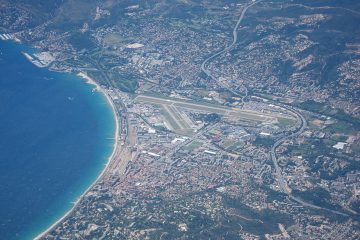 Cannes Mandelieu Havaalanı (CEQ) terminal binası ve önünde park halinde küçük iş jetleri