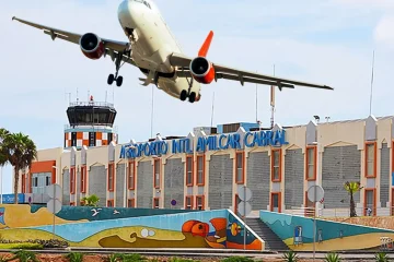 Cape Verde Sal Havalimanı (SID) terminal binası ve pistte park etmiş yolcu uçağı