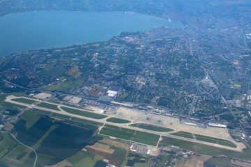 Cenevre Havalimanı (GVA) terminal binası ve önünde bekleyen yolcu uçakları