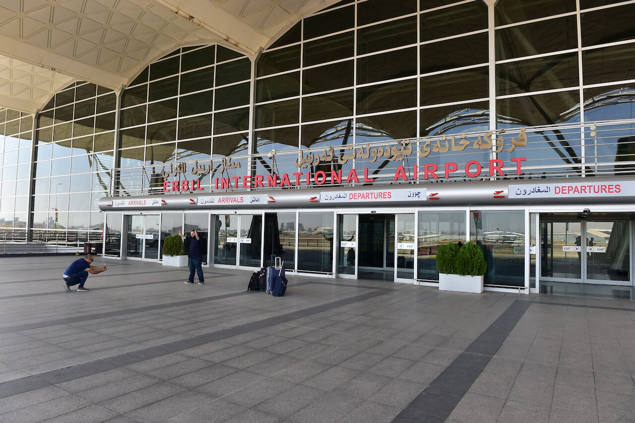 Erbil Havalimanı’nda (EBL) modern terminal binası ve apron bölgesinde park halinde yolcu uçakları
