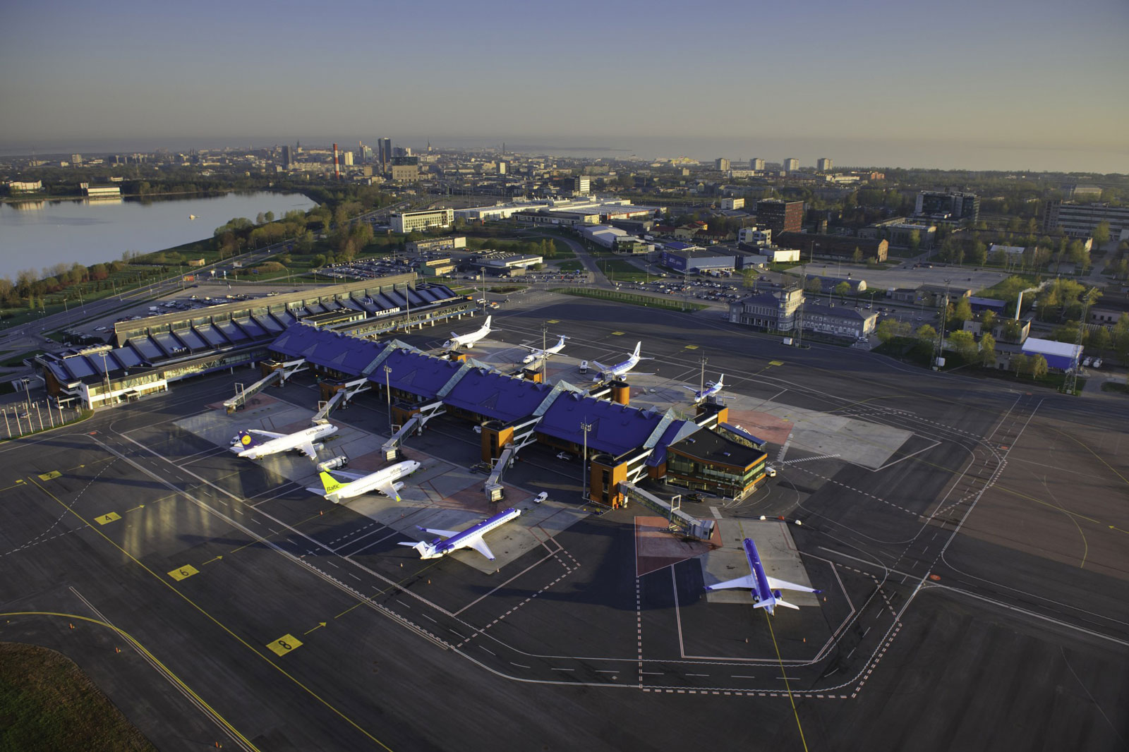 Lennart Meri Tallinn Havalimanı’nda (TLL) terminal binası ve apron bölgesinde park halinde yolcu uçakları