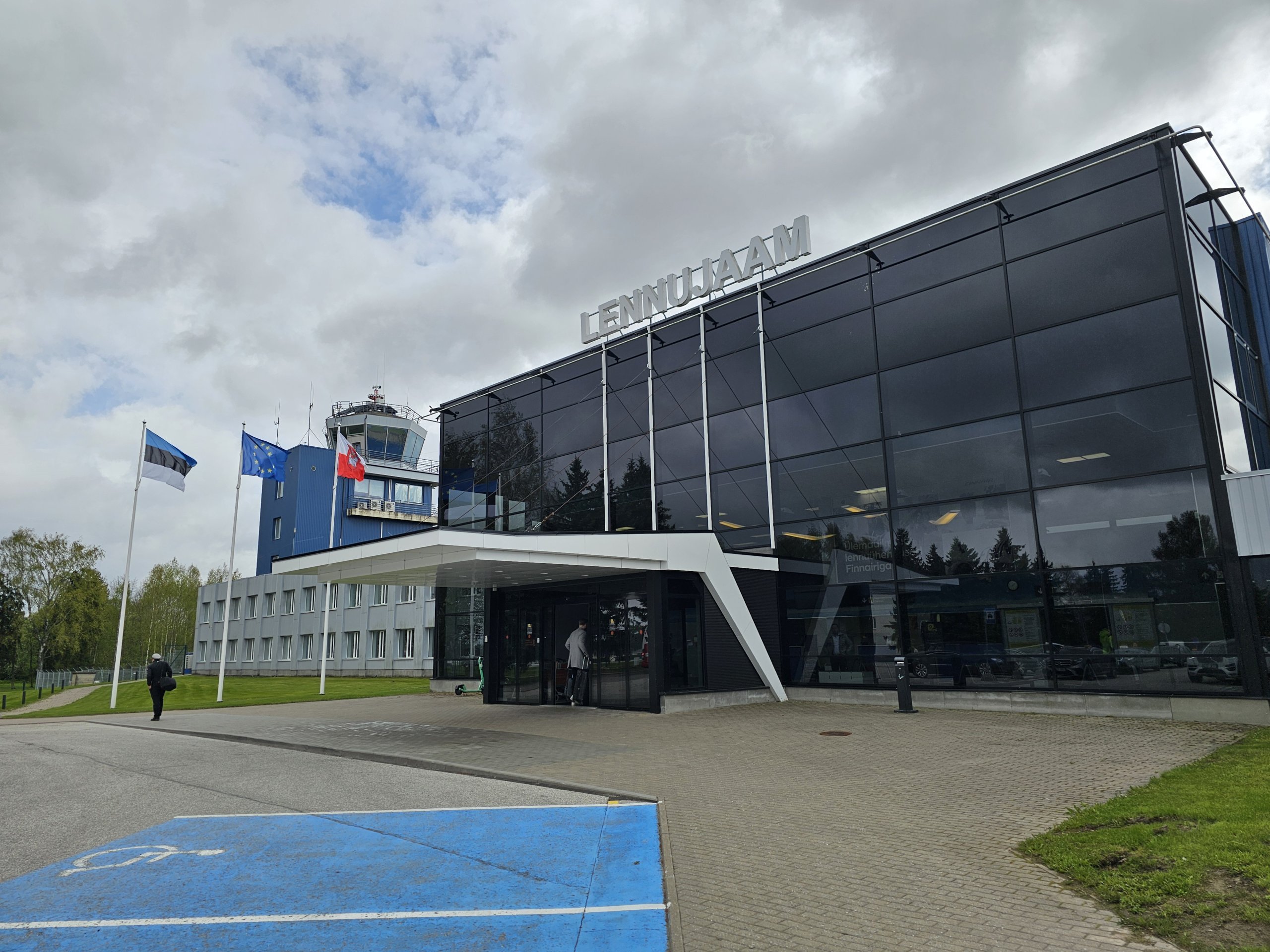 Estonya Tartu Havalimanı’nda (TAY) küçük terminal binası ve apron bölgesinde park etmiş yolcu uçağı