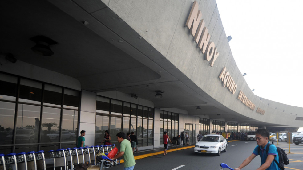 Filipinler’in başkenti Manila’da yer alan Manila Havalimanı’nda (MNL) terminal binası ve önünde bekleyen yolcu uçakları