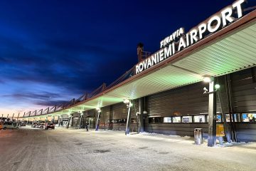 Karlı bir kış gününde Finlandiya Rovaniemi Havaalanı (RVN) terminal binası ve ana giriş bölümü.