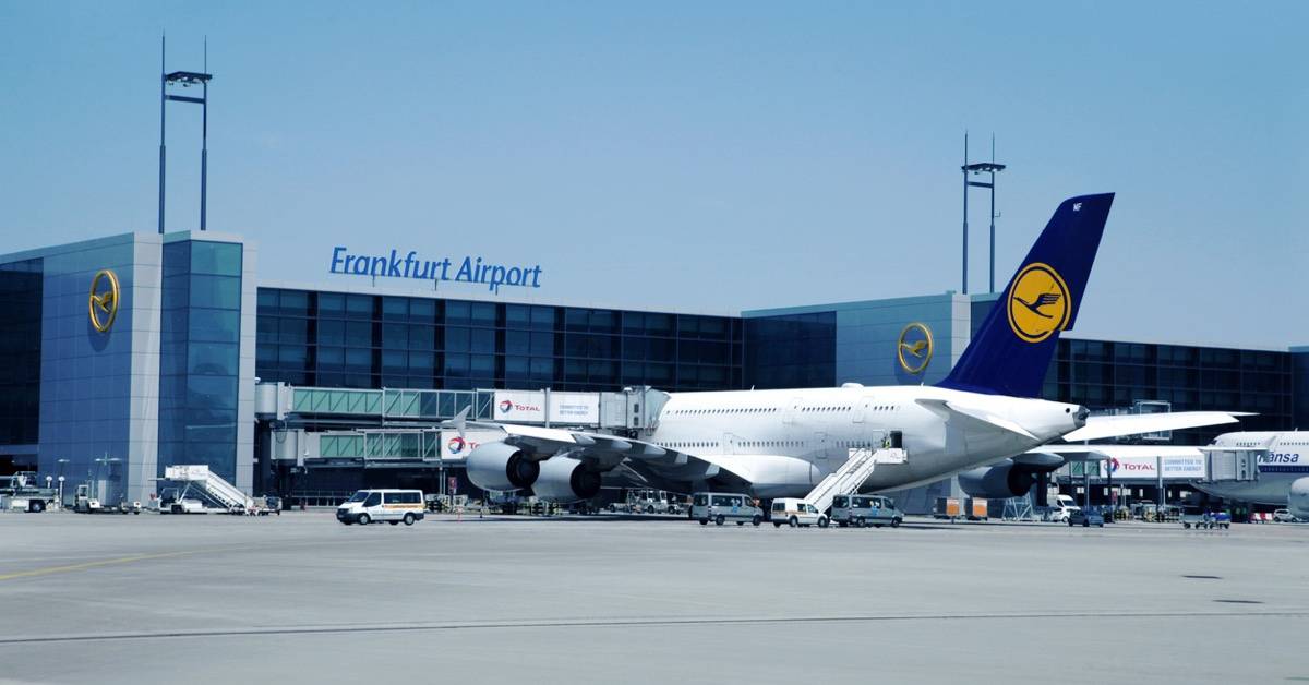 Frankfurt am Main Havalimanı’nda (FRA) terminal binası, apron üzerindeki yolcu uçakları ve hava trafik köprüleri