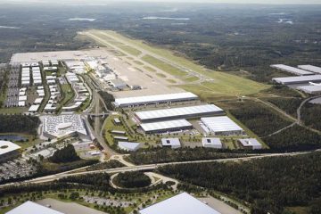 İsveç’in batısına hizmet veren Göteborg Landvetter Havalimanı terminal binası, önünde park halindeki uçaklar ve çevresini saran ormanlık alanla birlikte görülüyor.