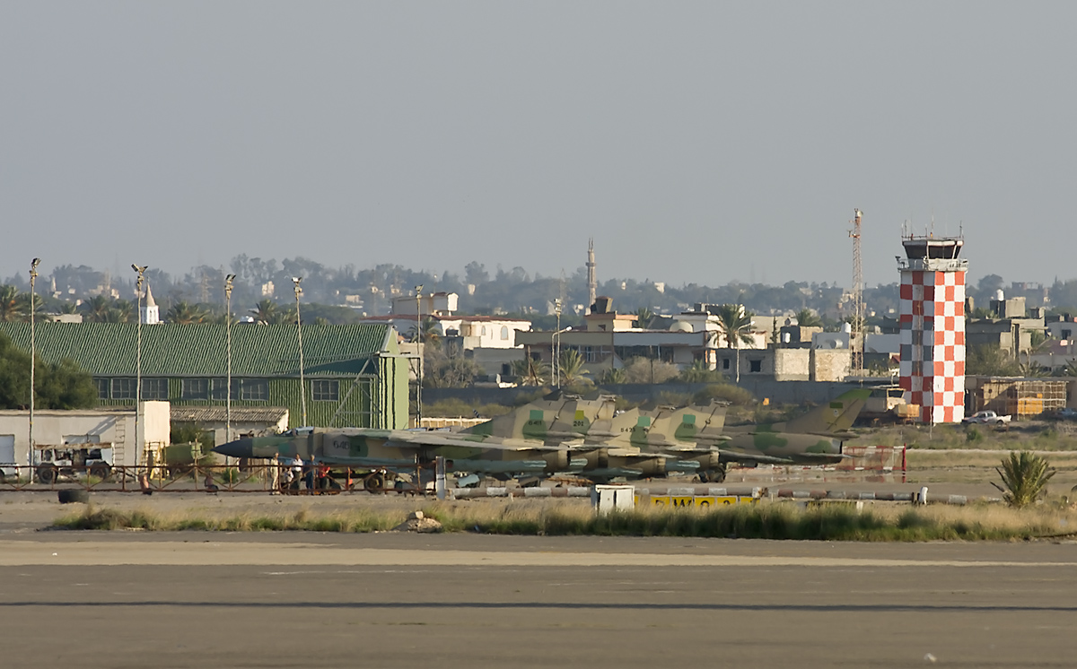 Libya Trablus’taki Mitiga Uluslararası Havalimanı’nın yolcu terminali, pasaport kontrol alanı ve bekleme sıralarıyla birlikte içeriden görüntüleniyor.