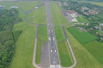 Londra Biggin Hill Havalimanı’nda apron üzerinde park halinde lüks bir özel jet ve terminal binası.