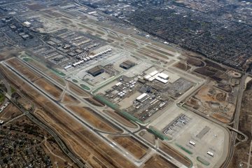 Palmiye ağaçları ve apronunda uçaklar görünen Los Angeles Uluslararası Havalimanı (LAX) terminali