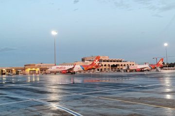 Malta’da bulunan MLA kodlu Malta Uluslararası Havalimanı terminal binası ve pistte bekleyen yolcu uçakları.