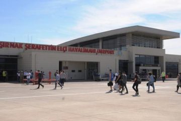 Şırnak Şerafettin Elçi Havalimanı pistinde bekleyen yolcu uçağı, çevresinde dağ manzarası ve açık gökyüzüyle birlikte görülüyor.