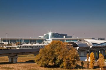 Sofya Havalimanı’nda apron üzerinde bekleyen modern bir özel jet ve terminal binası arka planda görülüyor.
