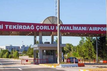 Tekirdağ Çorlu Havalimanı pistinde park halinde duran özel jet, arka planda terminal binası ve açık gökyüzüyle birlikte görülüyor.